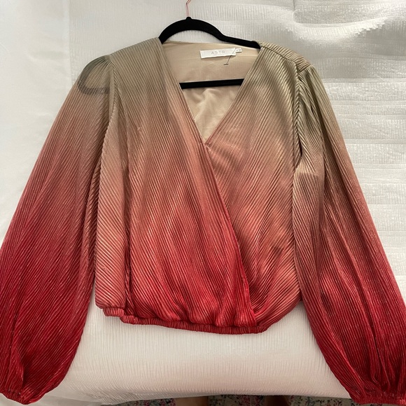 ASTR the Label OMBRE PLEATED SURPLICE TOP - Picture 6 of 8